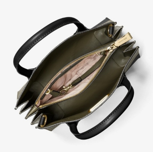 MICHAEL KORS

Mercer Medium Leather crossbody - Picture 2 of 4